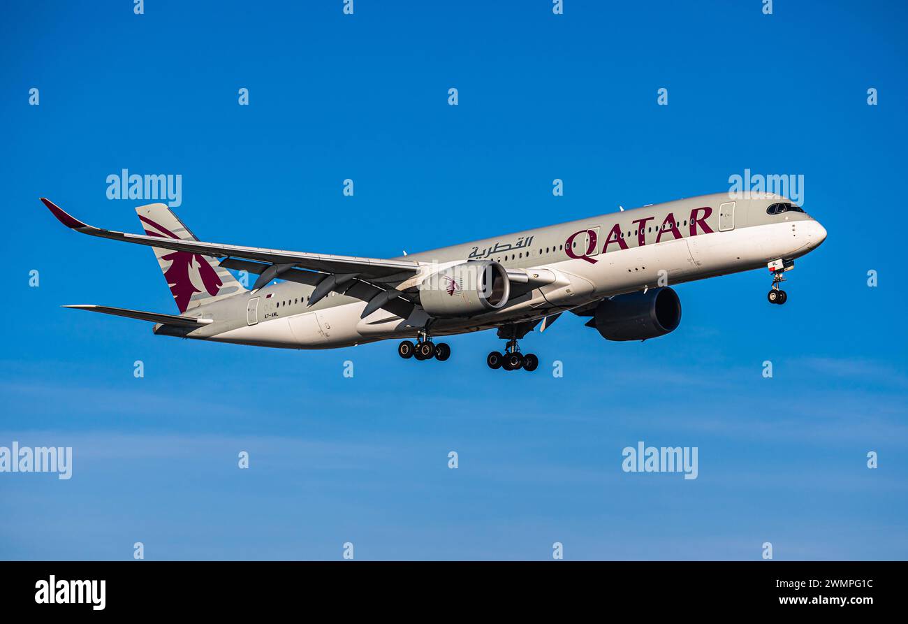 Qatar Airways Ein Airbus A350941 von Qatar Airways ist im Landeanflug auf den Flughafen Zürich