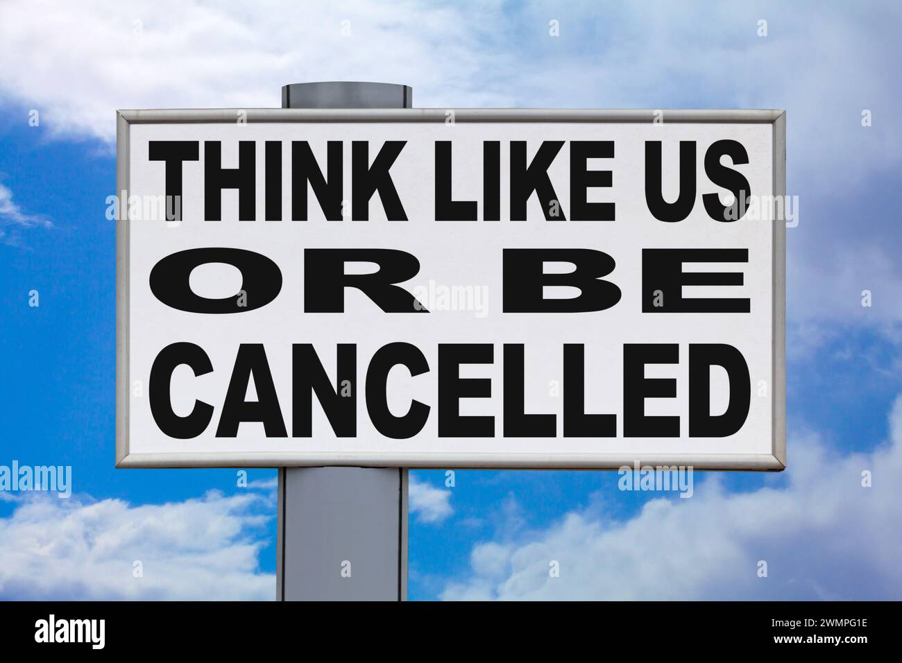 Gros plan sur un panneau d'affichage blanc contre un ciel bleu avec le message « pensez comme nous ou soyez annulé » écrit en noir au milieu. Banque D'Images
