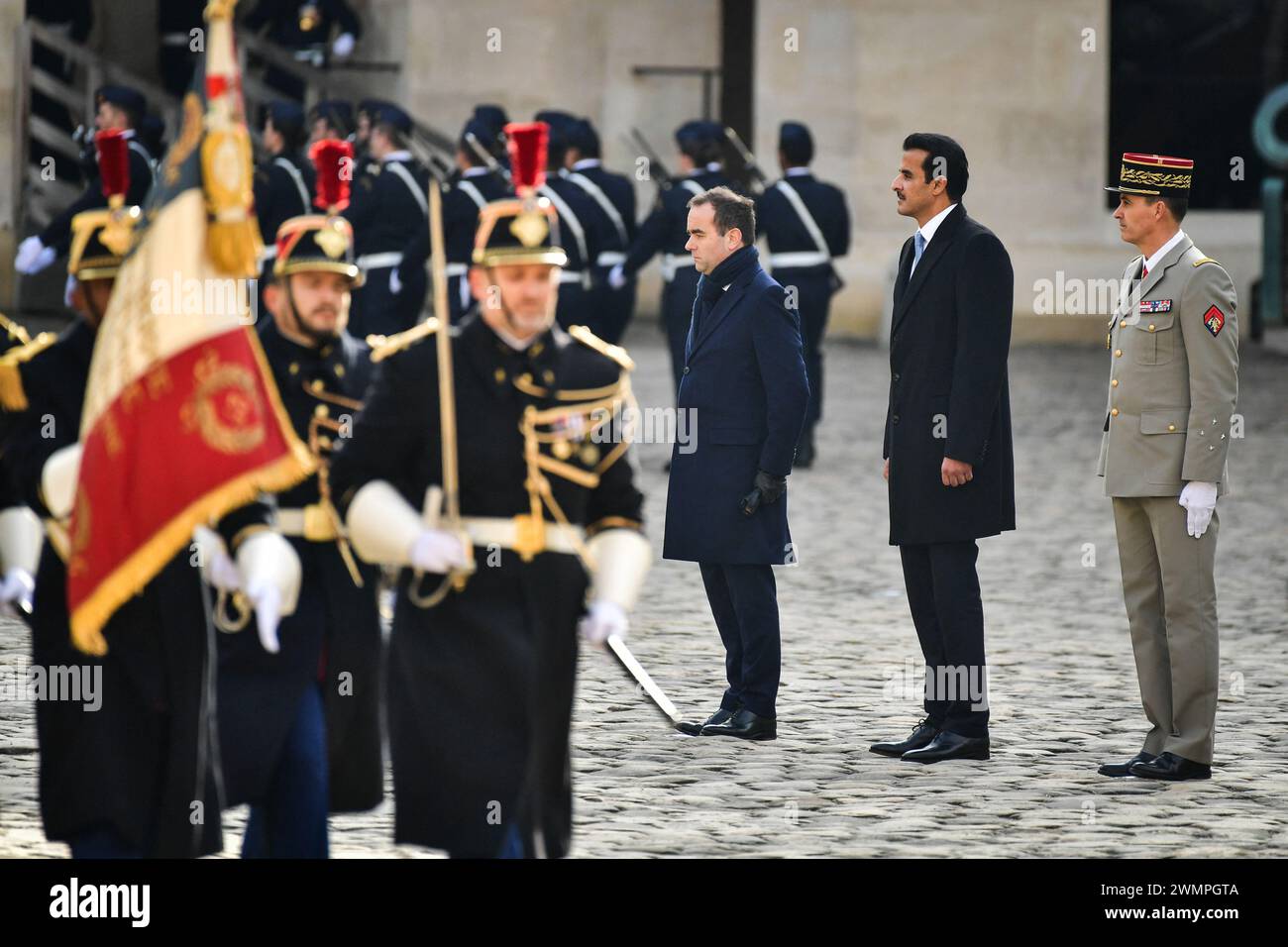 Paris, France. 27 février 2024. Le ministre des armées françaises Sébastien Lecornu (G) regarde aux côtés de l'émir du Qatar le cheikh Tamim bin Hamad Al Thani (C) lors d'une cérémonie d'honneurs militaires dans la cour principale des Invalides à Paris le 27 février 2024. Photo de Firas Abdullah/ABACAPRESS.COM crédit : Abaca Press/Alamy Live News Banque D'Images