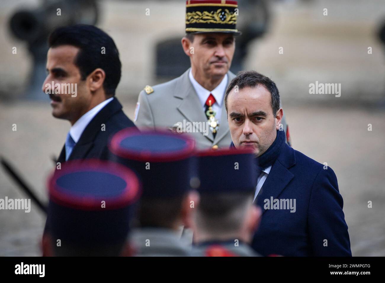 Paris, France. 27 février 2024. Le ministre des armées françaises Sébastien Lecornu regarde lors d'une cérémonie d'honneurs militaires à l'émir du Qatar Cheikh Tamim bin Hamad Al Thani dans la cour principale des Invalides à Paris le 27 février 2024. Photo de Firas Abdullah/ABACAPRESS.COM crédit : Abaca Press/Alamy Live News Banque D'Images