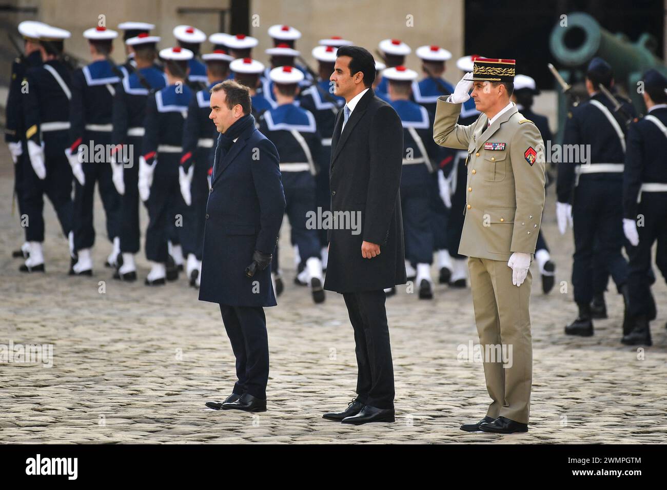 Paris, France. 27 février 2024. Le ministre des armées françaises Sébastien Lecornu (G) regarde aux côtés de l'émir du Qatar le cheikh Tamim bin Hamad Al Thani (C) lors d'une cérémonie d'honneurs militaires dans la cour principale des Invalides à Paris le 27 février 2024. Photo de Firas Abdullah/ABACAPRESS.COM crédit : Abaca Press/Alamy Live News Banque D'Images