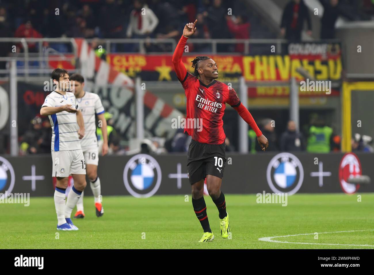 Milan, Italie. 25 février 2024. Italie, Milan, février 25 2024 : Rafael Leao (AC Milan) marque et célèbre le but 1-0 à 3' lors du match de football AC Milan vs Atalanta BC, jour 26 Serie A 2023-2024 San Siro Stadium (photo de Fabrizio Andrea Bertani/Pacific Press/Sipa USA) crédit : Sipa USA/Alamy Live News Banque D'Images