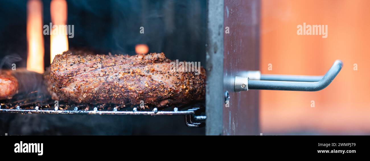 Viande grillée sur de la fumée sur un barbecue Banque D'Images