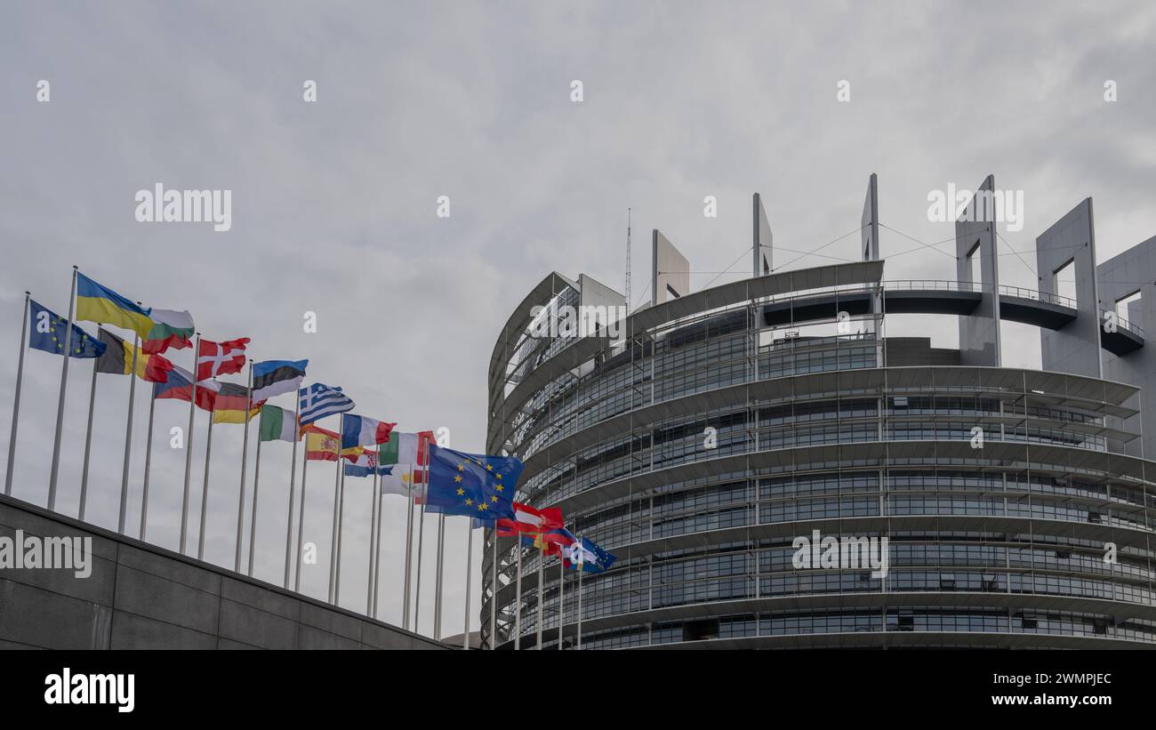 , Politik, Frankreich, Straßburg, Grand est, 27.02.2024, eu-Parlamentsgebäude à Straßburg, Flaggen im Vordergrund Banque D'Images
