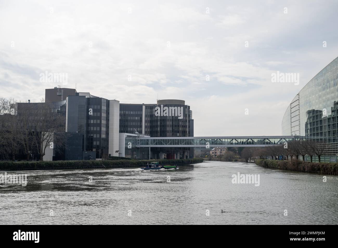 , Politik, Frankreich, Straßburg, 27.02.2024, Blick auf das Europäische Parlament und Ombudsmann AMT an einem ruhigen Fluss. Banque D'Images