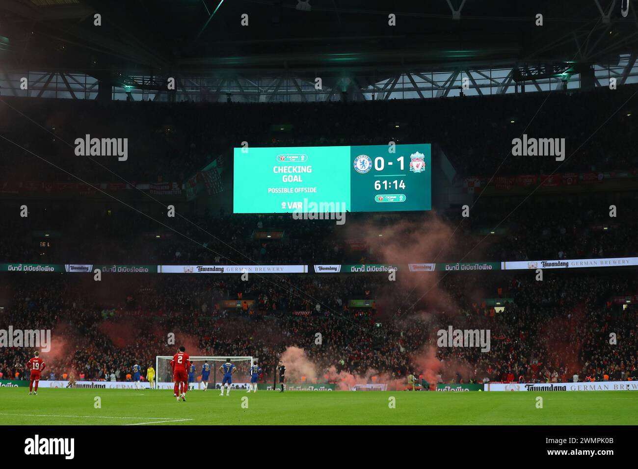 Londres, Royaume-Uni. 25 février 2024. Les joueurs attendent que le VAR vérifie si possible un but de Liverpool. Finale de la Carabao Cup 2024, Chelsea v Liverpool au stade de Wembley à Londres le dimanche 25 février 2024. Usage éditorial exclusif. photo par Andrew Orchard/Andrew Orchard photographie sportive/Alamy Live News crédit : Andrew Orchard photographie sportive/Alamy Live News Banque D'Images