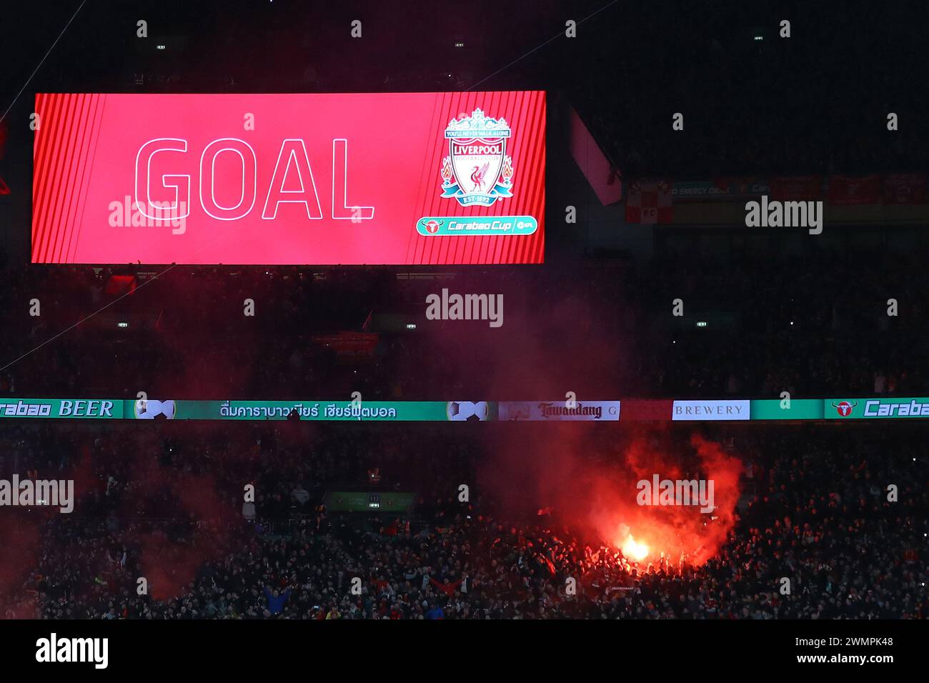 Londres, Royaume-Uni. 25 février 2024. Les fans de Liverpool avec des fusées éclairantes célèbrent après leur but. Finale de la Carabao Cup 2024, Chelsea v Liverpool au stade de Wembley à Londres le dimanche 25 février 2024. Usage éditorial exclusif. photo par Andrew Orchard/Andrew Orchard photographie sportive/Alamy Live News crédit : Andrew Orchard photographie sportive/Alamy Live News Banque D'Images