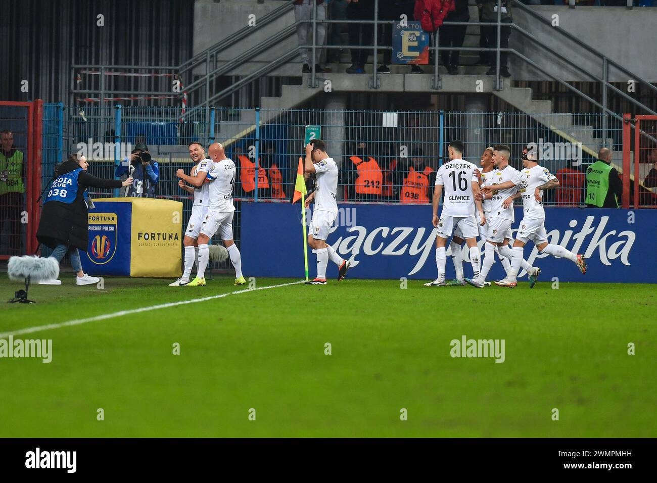 2024.02.27 Gliwice Pilka nozna Fortuna Puchar Polski 1/4 Finalu Sezon 2023/2024 Piast Gliwice - Rakow Czestochowa N/z Tomas Huk, Jakub Czerwinski, radosc, radosc po golu, radosc po bramce Foto Marcin Bulanda / PressFocus 2024.02.27 Gliwice Football Coupe de Pologne Quater finale Ligue saison 2023/2024 Piast Gliwice - Rakow Czestochowa Tomas Huk, Jakub Czerwinski, radosc, radosc po golu, radosc po bramce crédit : Marcin Bulanda / PressFocus Banque D'Images