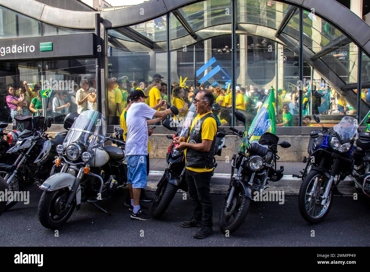 Sao Paulo, SP, Brésil. 25 février 2024. Les partisans de Jair Bolsonaro ont organisé un rassemblement sur l'avenue Paulista, à Sao Paulo au Brésil, pour défendre l'ancien président. Bolsonaro, enquêté par la police fédérale pour tentative de coup d'État. Lors de la manifestation, la police militaire a mobilisé 2 000 hommes pour garantir la sécurité de l'événement Banque D'Images