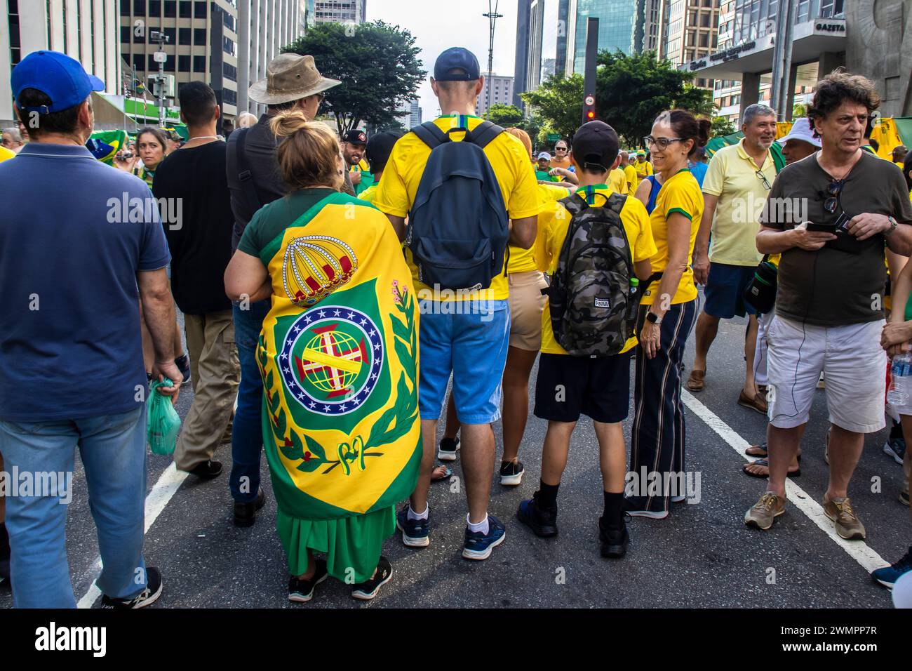 Sao Paulo, SP, Brésil. 25 février 2024. Les partisans de Jair Bolsonaro ont organisé un rassemblement sur l'avenue Paulista, à Sao Paulo au Brésil, pour défendre l'ancien président. Bolsonaro, enquêté par la police fédérale pour tentative de coup d'État. Lors de la manifestation, la police militaire a mobilisé 2 000 hommes pour garantir la sécurité de l'événement Banque D'Images