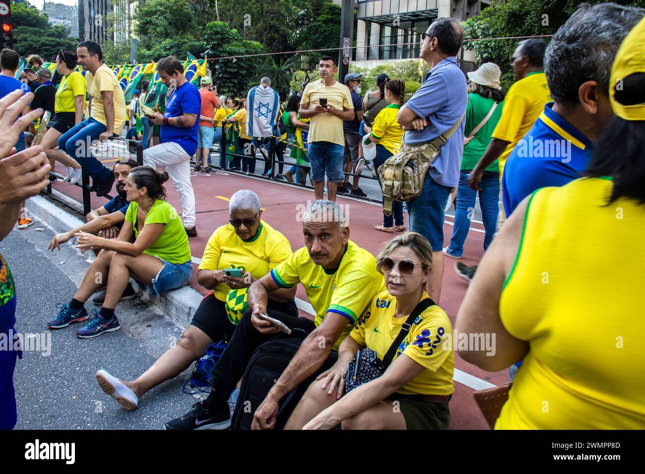 Sao Paulo, SP, Brésil. 25 février 2024. Les partisans de Jair Bolsonaro ont organisé un rassemblement sur l'avenue Paulista, à Sao Paulo au Brésil, pour défendre l'ancien président. Bolsonaro, enquêté par la police fédérale pour tentative de coup d'État. Lors de la manifestation, la police militaire a mobilisé 2 000 hommes pour garantir la sécurité de l'événement Banque D'Images