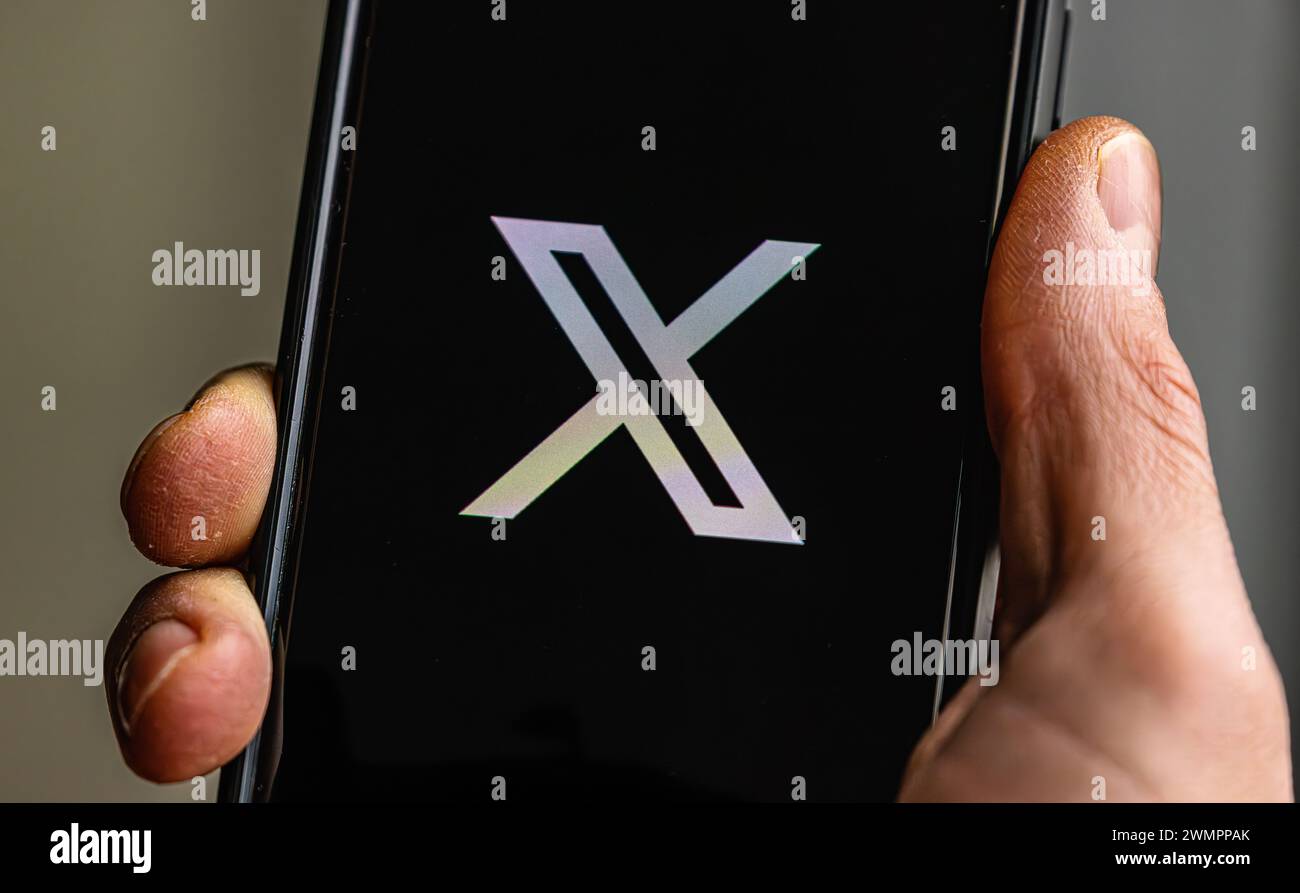 DAS signet von X, ehemals Twitter, auf einem smartphone. (Kloten, Schweiz, 06.01.2024) Banque D'Images
