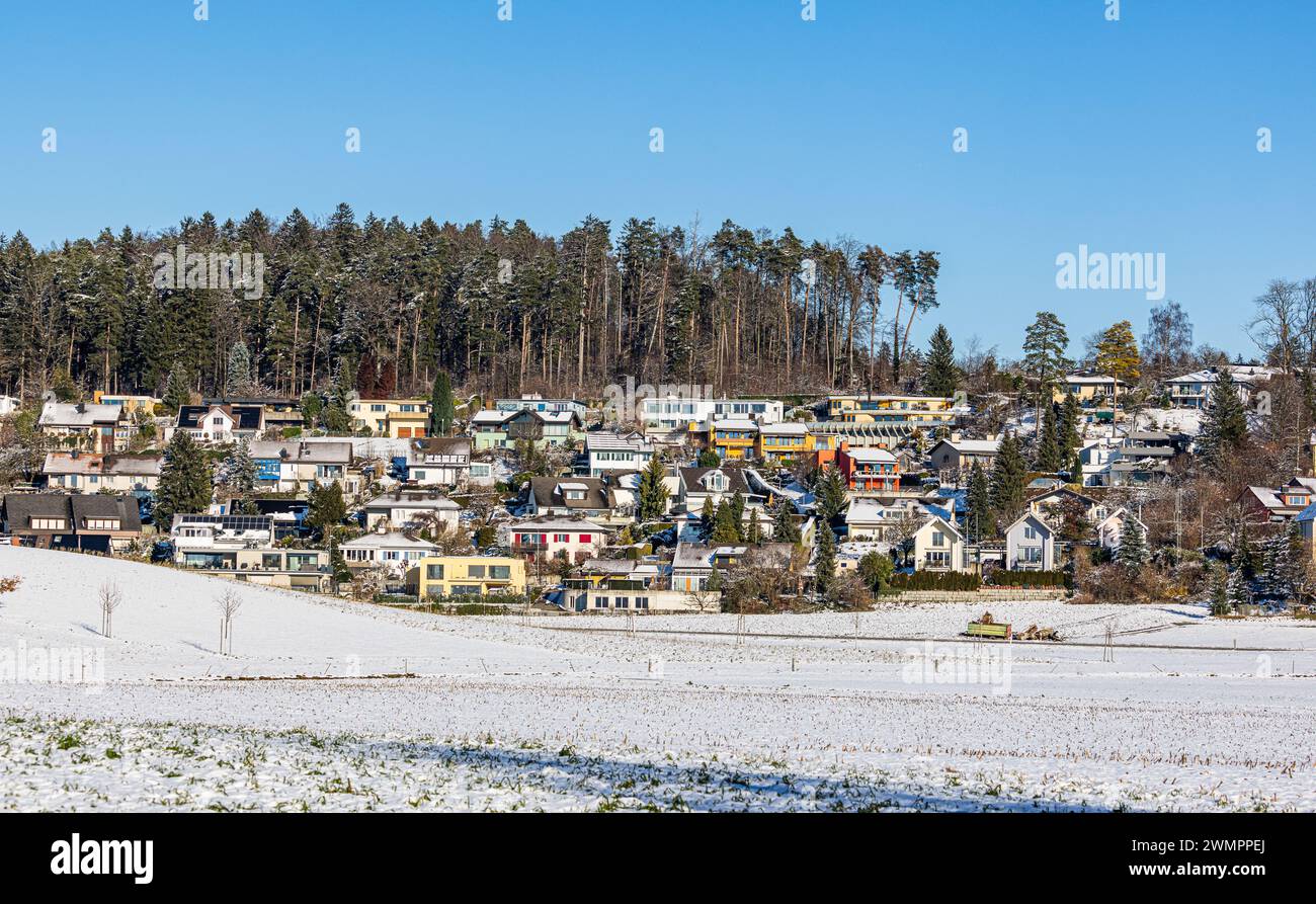 Die Häuser auf der Sonnenseite von Augwil, einem Ortsteil von Lufingen im Zürcher Unterland. (Kloten, Schweiz, 20.01.2024) Banque D'Images