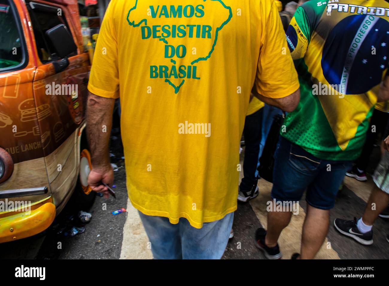 Sao Paulo, SP, Brésil. 25 février 2024. Les partisans de Jair Bolsonaro ont organisé un rassemblement sur l'avenue Paulista, à Sao Paulo au Brésil, pour défendre l'ancien président. Bolsonaro, enquêté par la police fédérale pour tentative de coup d'État. Lors de la manifestation, la police militaire a mobilisé 2 000 hommes pour garantir la sécurité de l'événement Banque D'Images