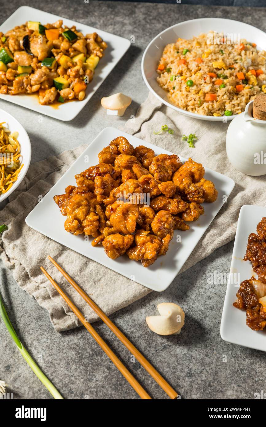Repas de restauration rapide chinois avec poulet au riz et orange frit et Kung Pao Banque D'Images