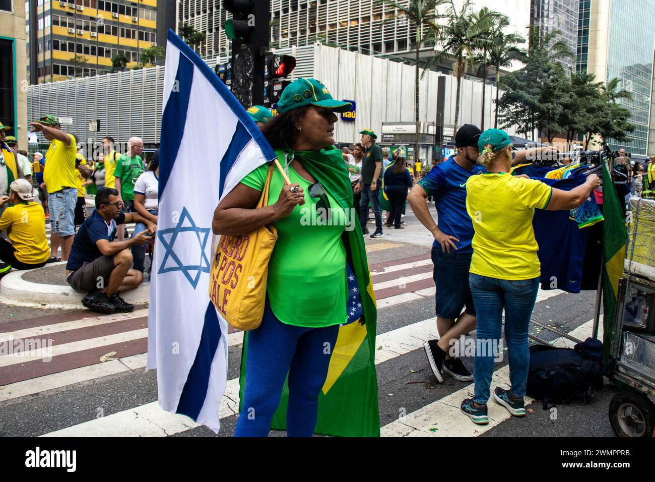 Sao Paulo, SP, Brésil. 25 février 2024. Les partisans de Jair Bolsonaro ont organisé un rassemblement sur l'avenue Paulista, à Sao Paulo au Brésil, pour défendre l'ancien président. Bolsonaro, enquêté par la police fédérale pour tentative de coup d'État. Lors de la manifestation, la police militaire a mobilisé 2 000 hommes pour garantir la sécurité de l'événement Banque D'Images