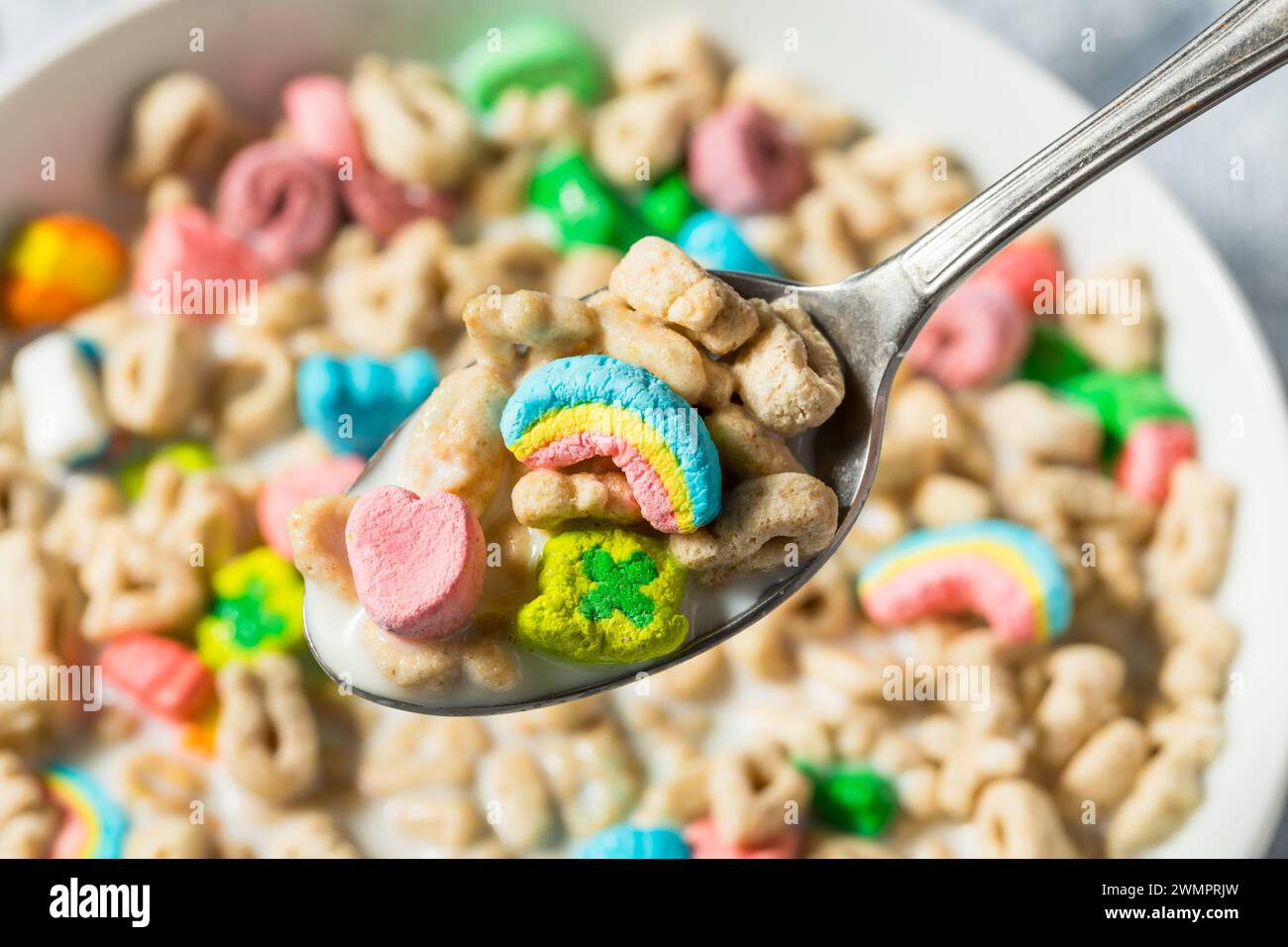 Marshmallow sucrée Lucky Irish céréale avec lait entier Banque D'Images