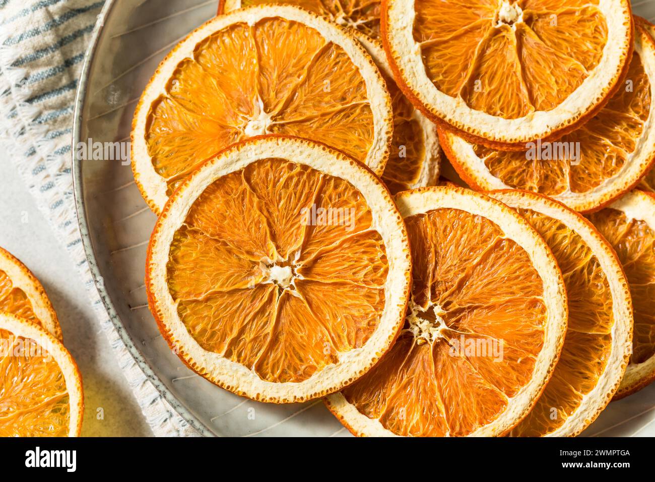 Tranches d'orange déshydratées séchées biologiques saines dans un bol Banque D'Images