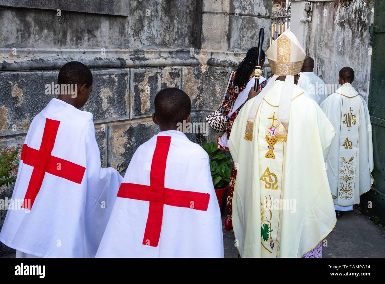 L'évêque catholique Augustine Shao entre dans la cathédrale Saint-Joseph pour la messe du dimanche à Stone Town, Zanzibar, Tanzanie. Banque D'Images