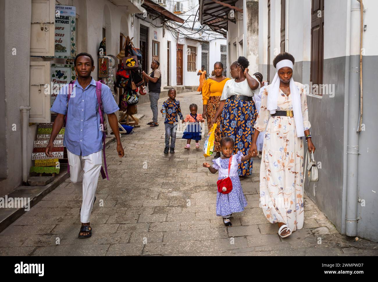 Les catholiques habillés en dimanche arrivent à la cathédrale Saint-Joseph pour la messe du dimanche à Stone Town, Zanzibar, Tanzanie Banque D'Images