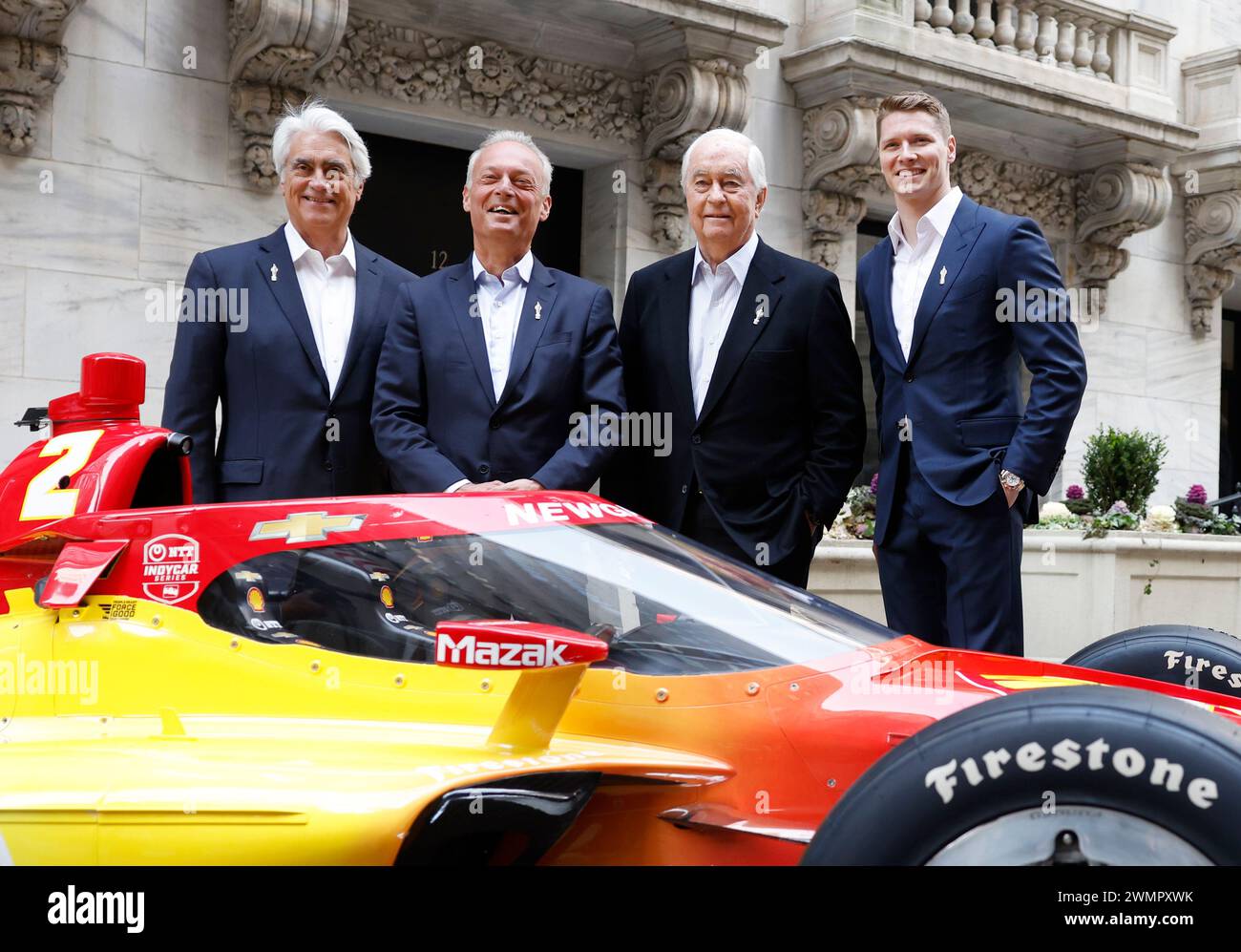 New York, États-Unis. 27 février 2024. Josef Newgarden, deux fois champion d’IndyCar, Mark Miles, PDG d’IndyCar, et Frederic Lissalde, PDG de BorgWarner, se tiennent derrière un IndyCar après que les représentants de BorgWarner ont sonné la cloche d’ouverture de la Bourse de New York (NYSE) sur Wall Street à New York le mardi 27 février 2024. Les actions AMÉRICAINES ont été mélangées après un retrait par rapport à des sommets de tous les temps. Photo de John Angelillo/UPI crédit : UPI/Alamy Live News Banque D'Images