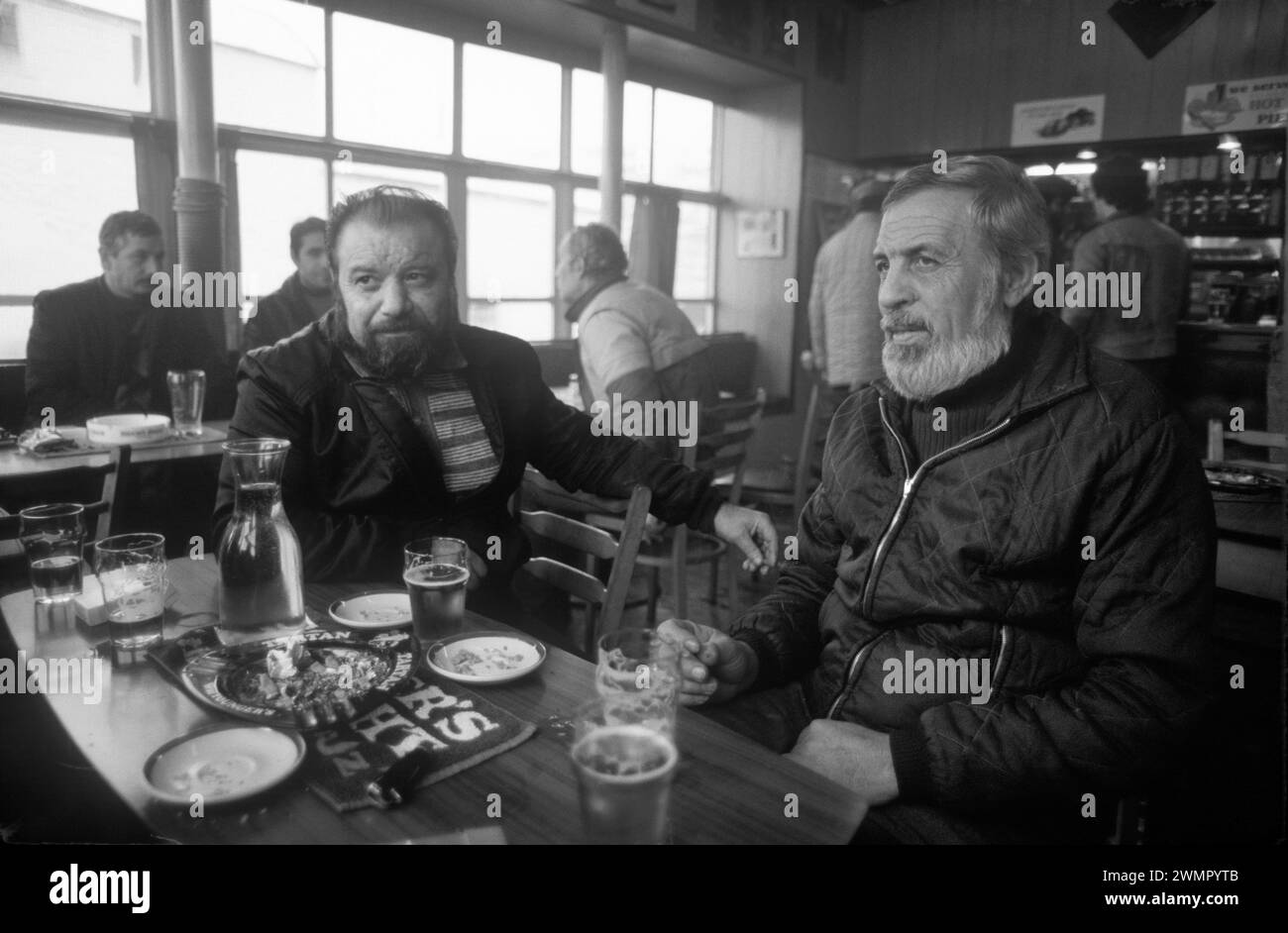 Pêcheurs d'Europe de l'est des années 1980 Royaume-Uni. Deux chalutiers au bar du Seaforth Hotel. Bateaux de pêche d'usine européens arrivant à Loch Broom pour attraper le maquereau. Il y avait parfois tellement de bateaux et une telle abondance de poissons que les pêcheurs d'Europe de l'est étaient connus sous le nom de Klondykers. Ullapool, Écosse 1986 Royaume-Uni HOMER SYKES Banque D'Images