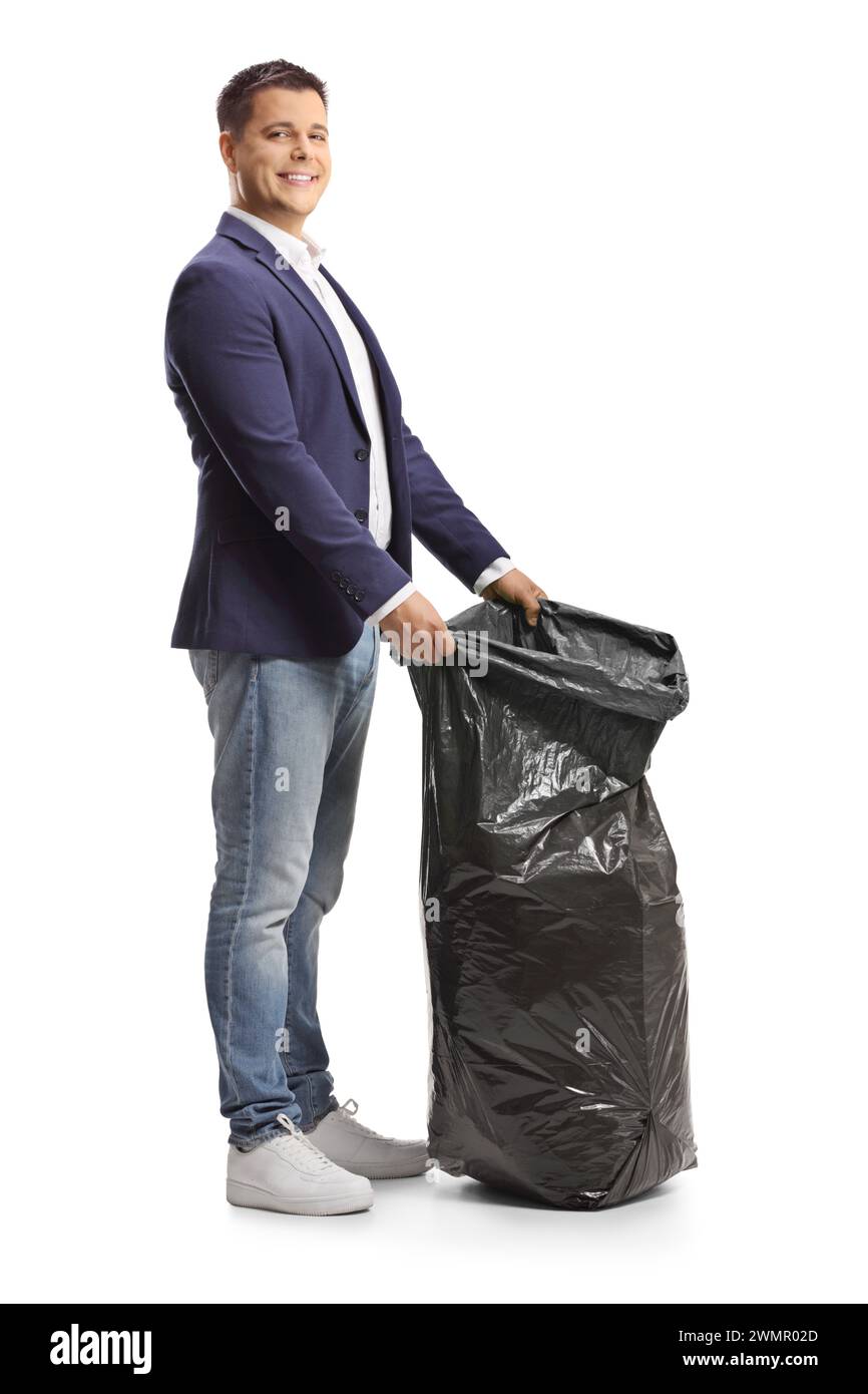Homme tenant un sac poubelle en plastique noir isolé sur fond blanc Banque D'Images