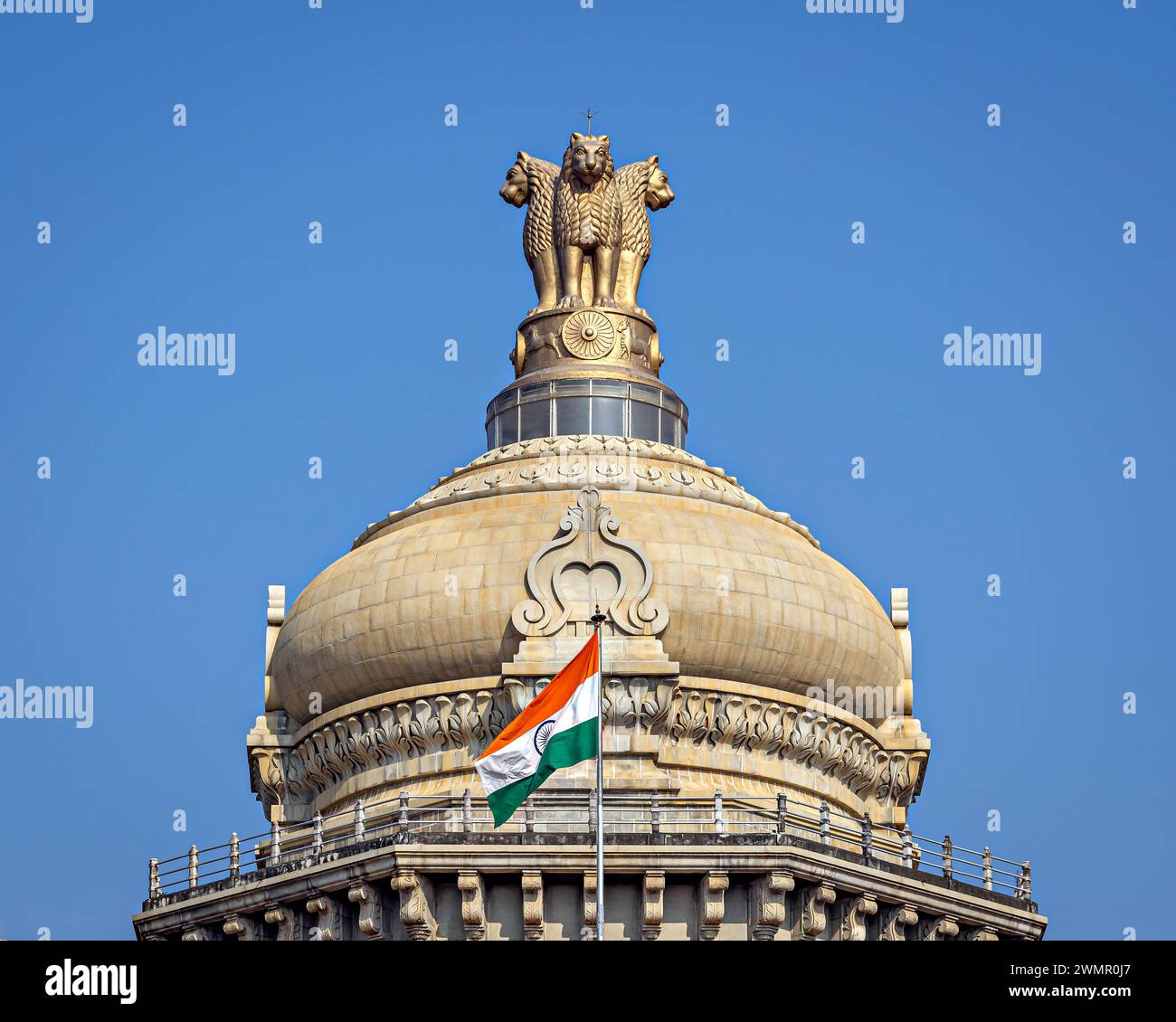 Gros plan image du dôme du plus grand bâtiment législatif en Inde - Vidhan Soudha , Bangalore avec beau fond de ciel bleu. Banque D'Images