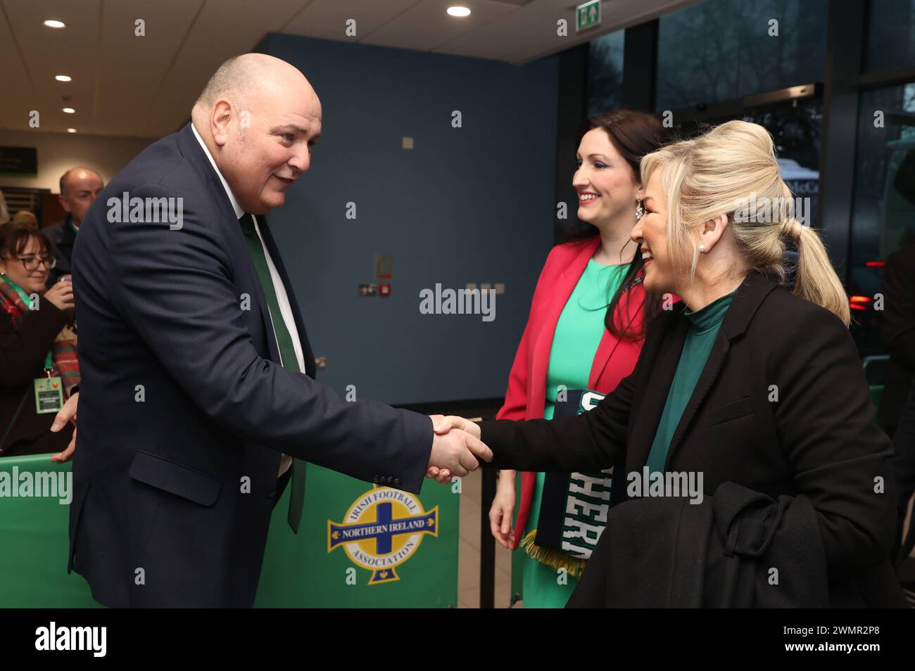 Le président de l'IFA, Conrad Kirkwood (à gauche), serre la main de la première ministre Michelle O'Neill (à droite) et de la vice-première ministre Emma Little-Pengelly avant le match de 2e finale de la Ligue des Nations féminines de l'UEFA à Windsor Park, Belfast. Date de la photo : mardi 27 février 2024. Banque D'Images