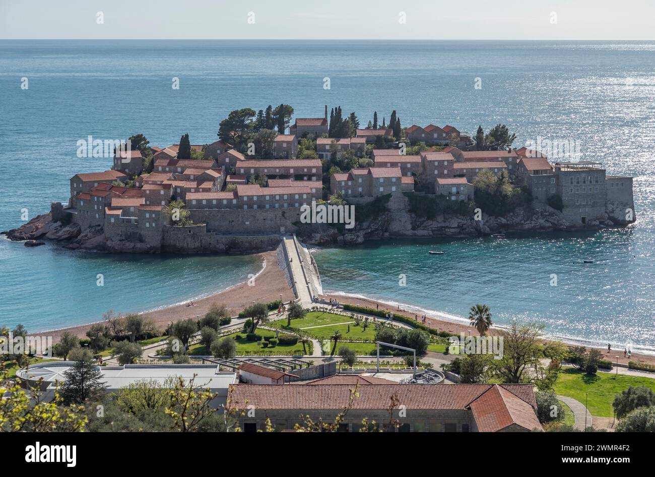 Sveti Stefan, Monténégro - 25 avril 2022 - la station isolée de l'île de Sveti Stefan terrain de jeux des riches et célèbres Banque D'Images Sveti Stefan, Monténégro - 25 avril 2022 - la station isolée de l'île de Sveti Stefan terrain de jeux des riches et célèbres Banque D'Images