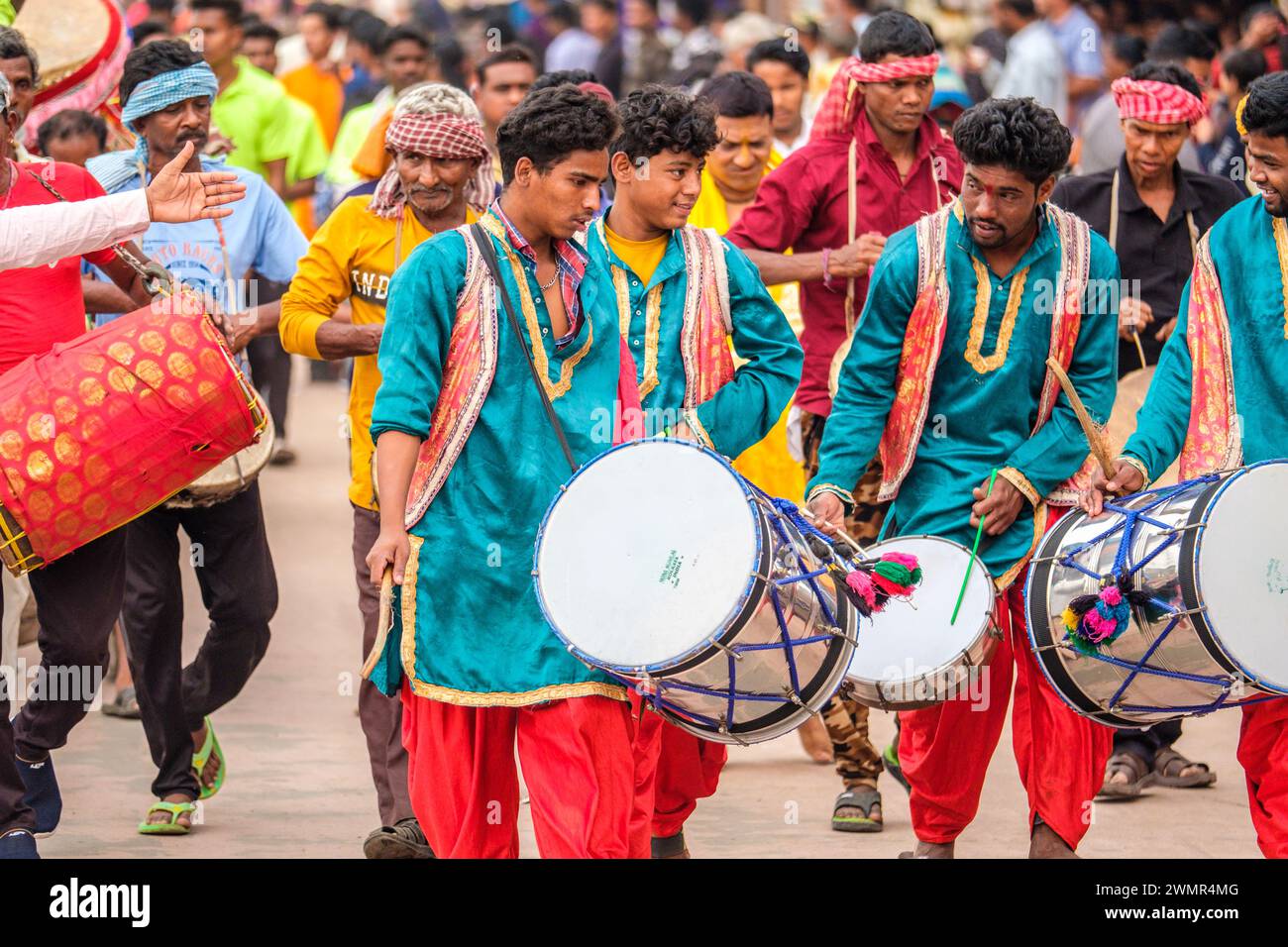 Les batteurs défilent dans les rues de Puri à Odisha / Orissa en Inde Banque D'Images