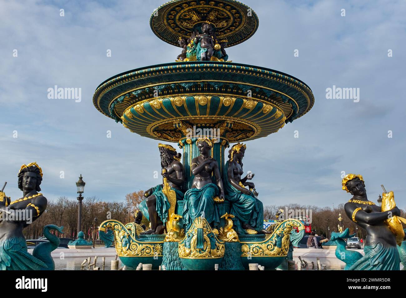 Paris, France, 2023. Place de la Concorde, détail d'une nymphe marine en bronze sur la Fontaine maritime dessinée par Jacques Ignace Hittorff en 1840 Banque D'Images