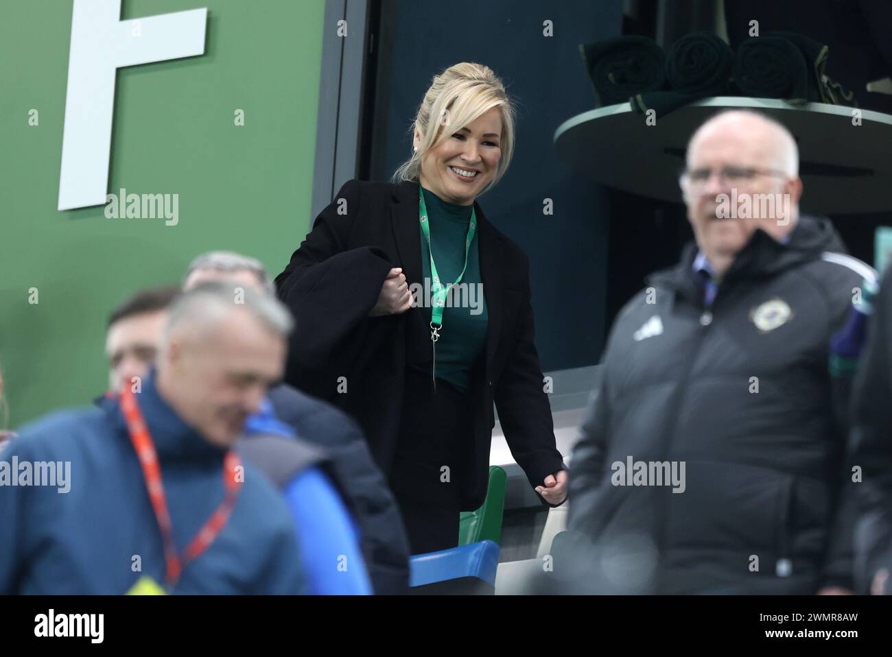 La première ministre Michelle O'Neill marche vers son siège avant le match de deuxième manche de la promotion/relégation de la Ligue féminine des Nations de l'UEFA à Windsor Park, Belfast. Date de la photo : mardi 27 février 2024. Banque D'Images