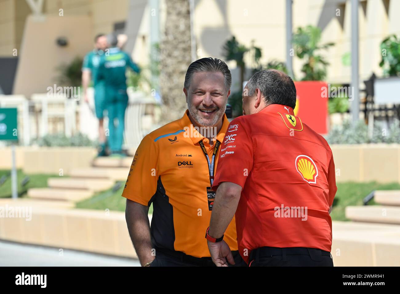 Sakhir, Bahreïn. 22 février 2024. BAHREÏN, Sakhir, 22 février : Zak BROWN, directeur exécutif de McLaren Technology Group, États-Unis, directeur général de McLaren et Frédéric Vasseur (FRA), directeur de l'écurie Scuderia Ferrari F1 lors de la deuxième journée des essais F1 sur le circuit international de Bahreïn le 22 février 2024 à Bahreïn, essais de formule 1, image et copyright Jerry ANDRE/ATP images (ANDRE Jerry/ATP/SPP) crédit : SPP Sport Press photo. /Alamy Live News Banque D'Images