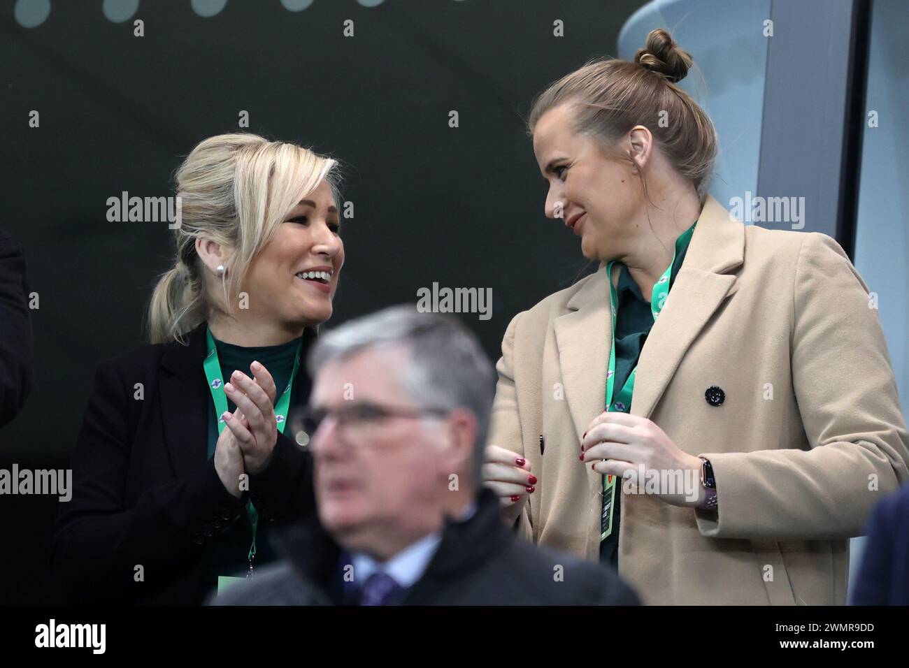 La première ministre Michelle O'Neill (à gauche) et la députée provinciale du Sinn Fein, Aisling Reilly, après l'hymne national avant le match de 2e manche de la demi-finale de l'UEFA Women's Nations League à Windsor Park, Belfast. Date de la photo : mardi 27 février 2024. Banque D'Images