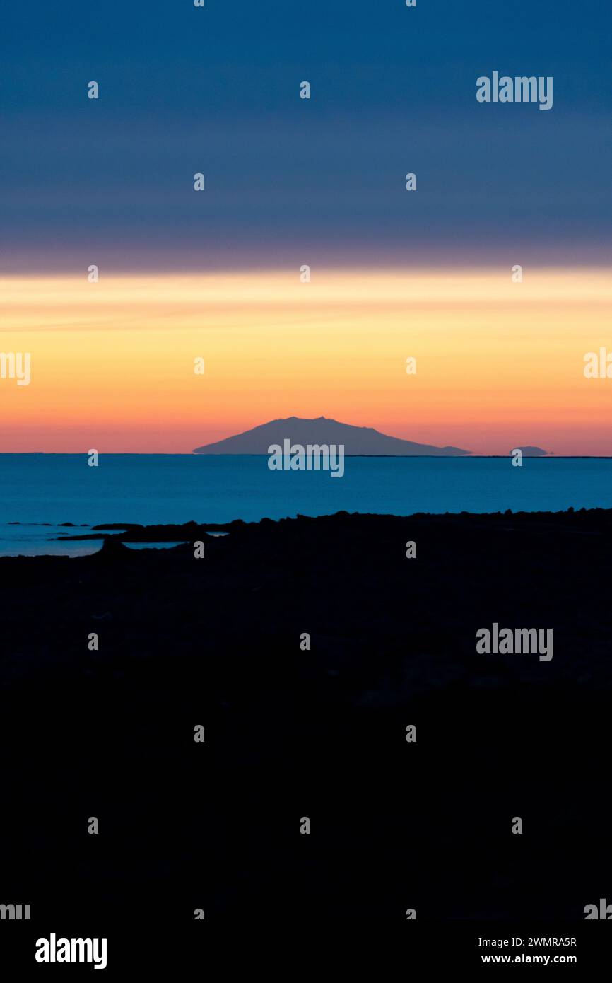 Incroyable vue verticale lointaine du volcan Snaefellsjokull au coucher du soleil Banque D'Images