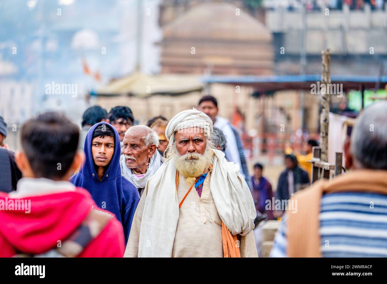 Un sadhu / Saint homme à Varanasi sur le Gange, Inde Banque D'Images