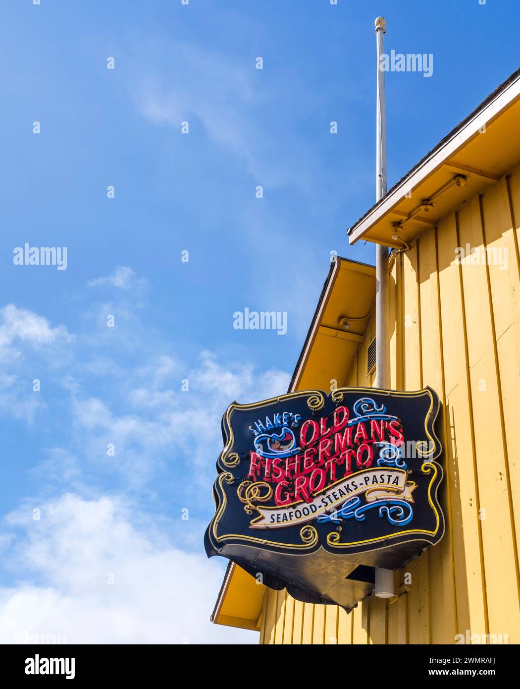 Enseigne au néon et bâtiment jaune près du célèbre restaurant de fruits de mer Old Fisherman's Grotto, sur le quai des pêcheurs de Monterey, en Californie Banque D'Images