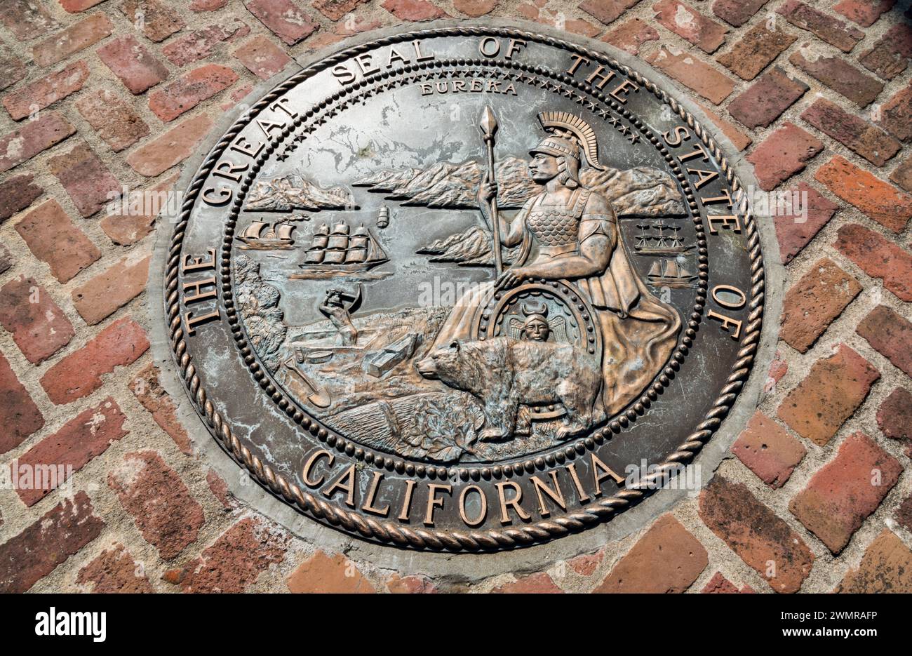 La plaque de phoque officielle en bronze de Californie est affichée dans le sentier de brique du parc à Colton Hall à Monterey, Californie Banque D'Images