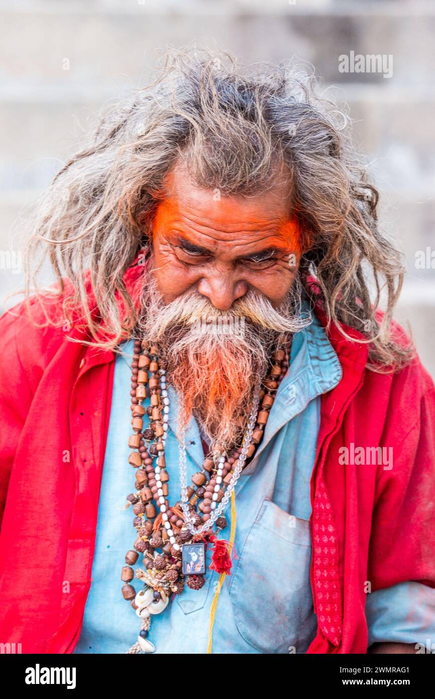 Un sadhu / Saint homme à Varanasi sur le Gange, Inde Banque D'Images