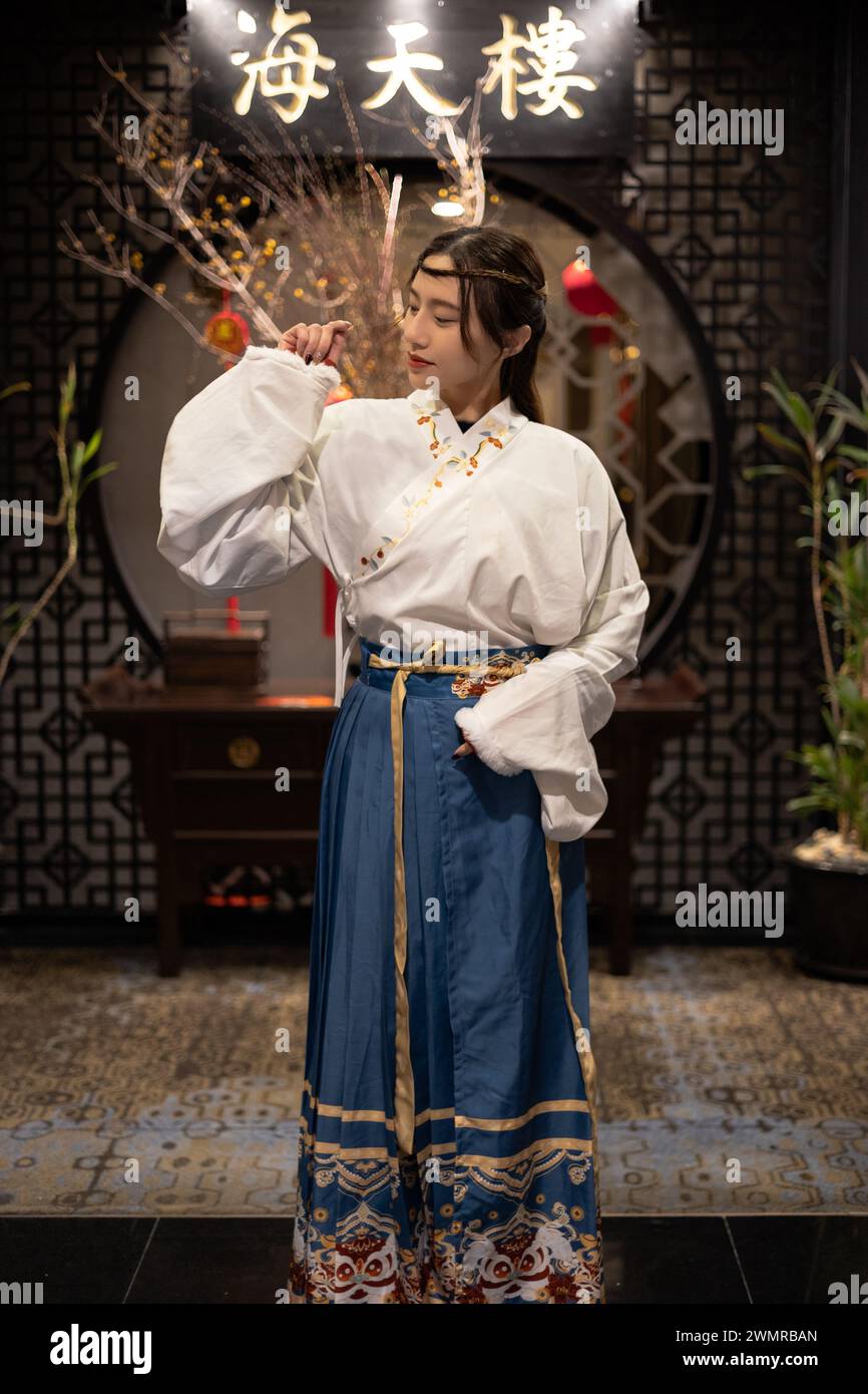Une dame chinoise posant une robe traditionnelle Banque D'Images