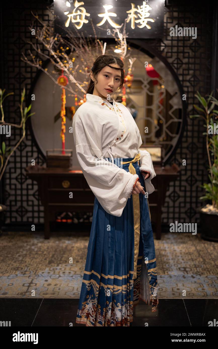 Une dame chinoise posant dans une robe orientale traditionnelle Banque D'Images
