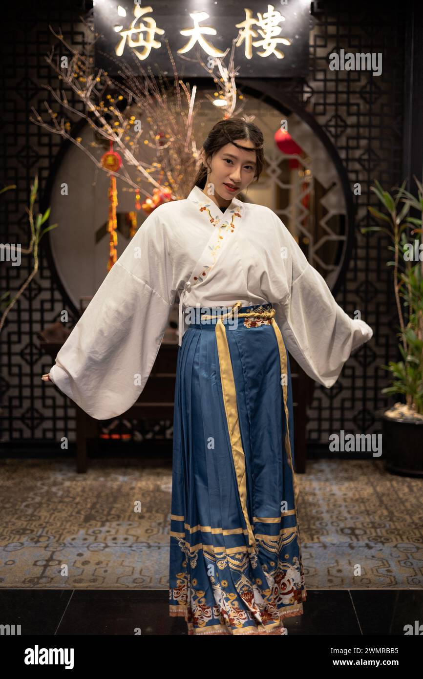 Une dame chinoise portant une robe traditionnelle Banque D'Images