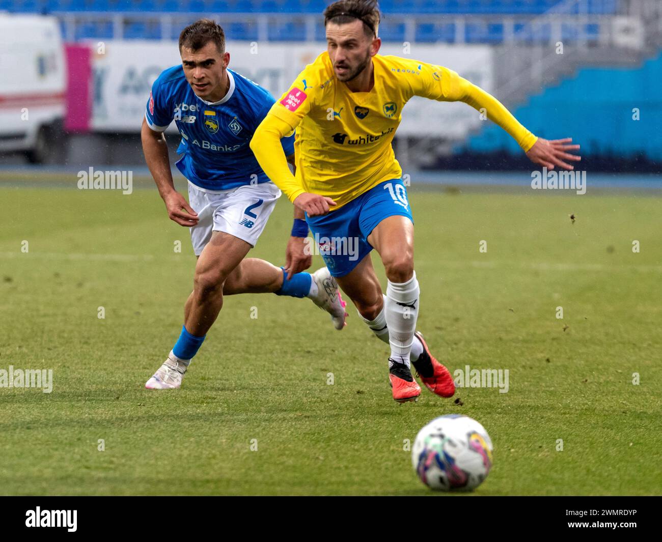 Non exclusif : KIEV, UKRAINE - 25 FÉVRIER 2024 - le milieu de terrain Rostyslav Rusyn (R) du FC Metalist 1925 Kharkiv et le défenseur Kostiantyn Vivcharenko du F. Banque D'Images