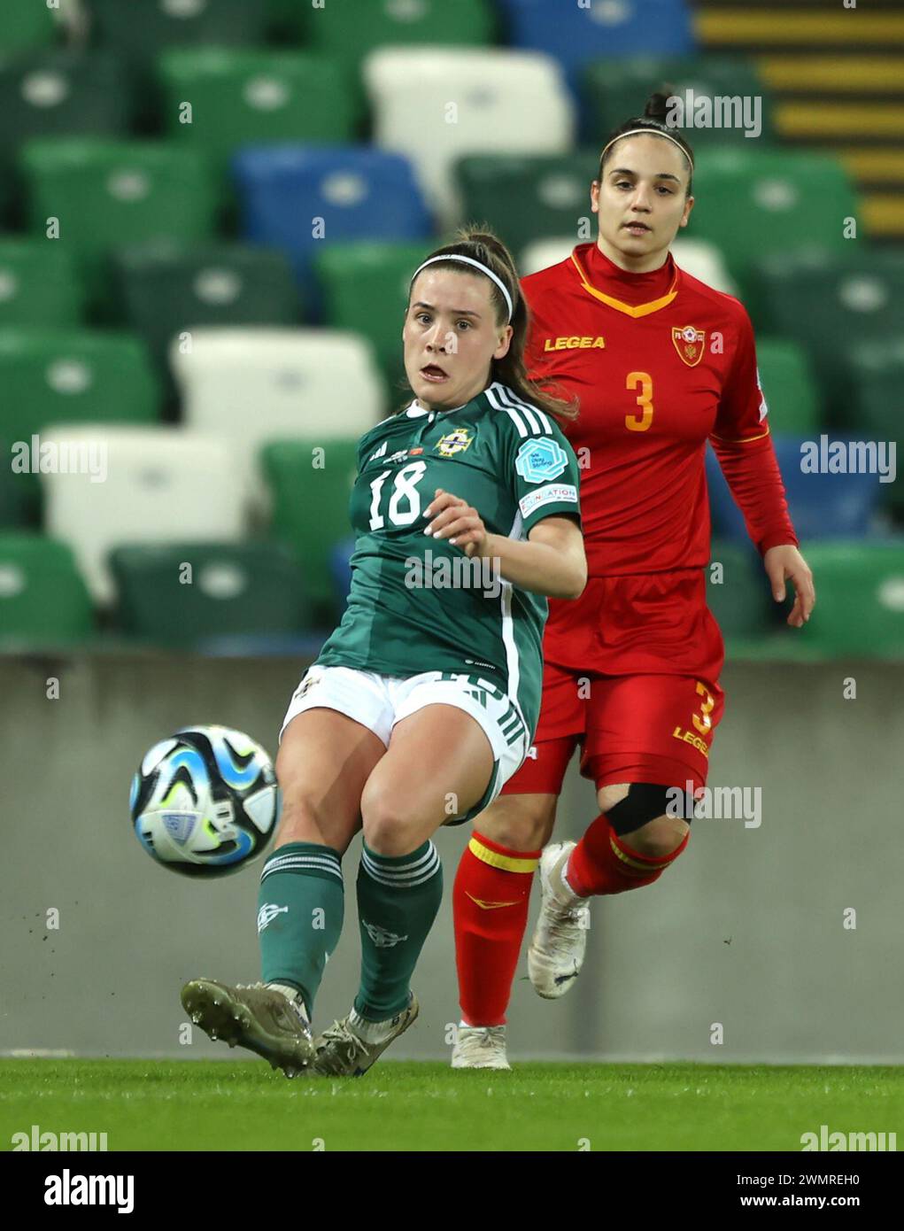 Megan Bell d'Irlande du Nord traverse le ballon lors du match de deuxième manche de l'UEFA Women's Nations League promotion/relégation à Windsor Park, Belfast. Date de la photo : mardi 27 février 2024. Banque D'Images