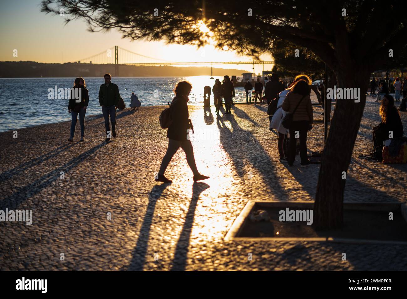 Les gens apprécient Ribeira das Naus, la promenade riveraine et la plage urbaine de Lisbonne, Portugal Banque D'Images