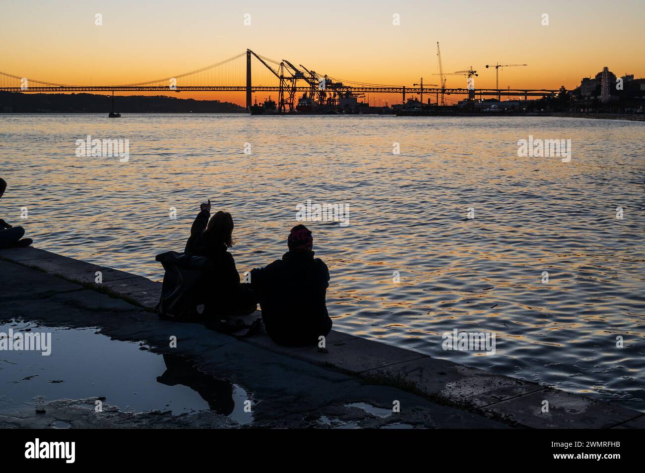 Waterside Cais do Sodre est une vie nocturne animée et une destination gastronomique à Lisbonne, au Portugal Banque D'Images