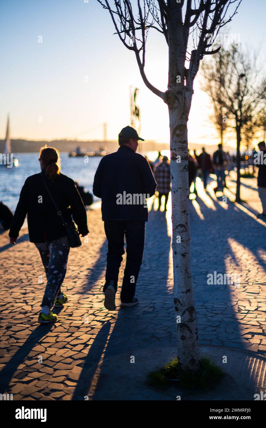 Les gens apprécient Ribeira das Naus, la promenade riveraine et la plage urbaine de Lisbonne, Portugal Banque D'Images