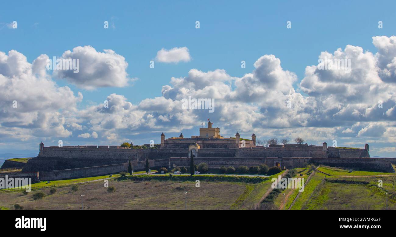 Vue de la forteresse de Santa Luzia, Elvas, Portugal. Ville frontalière de garnison d'Elvas et ses fortifications Banque D'Images Vue de la forteresse de Santa Luzia, Elvas, Portugal. Ville frontalière de garnison d'Elvas et ses fortifications Banque D'Images