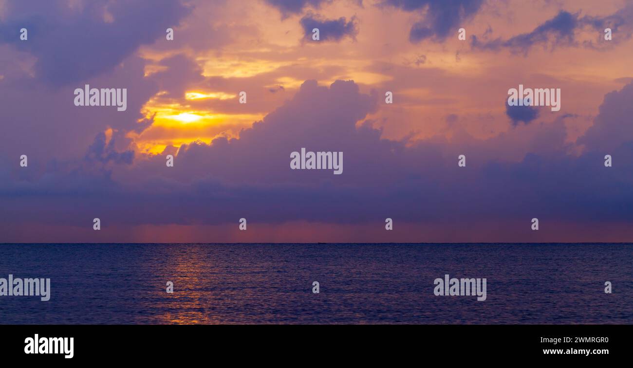 Ciel tropical coloré au-dessus de l'océan, photo de fond panoramique naturel Banque D'Images